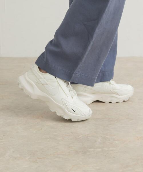 NIKE（ナイキ）の「NIKE　TC7900（スニーカー・レディース・オフホワイト・25/23/23.5/24/24.5）」の5枚目の写真