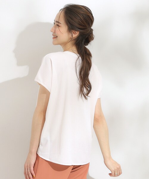 SHOO・LA・RUE（シューラルー）の「【S-LL】ブラウス見えする 軽やかな着心地の しぼしぼトップス（Tシャツ/カットソー・レディース・マスタード/ブラウン系その他/アイボリー/ライトブルー/ブラック・04/03/02/01）」の11枚目の写真