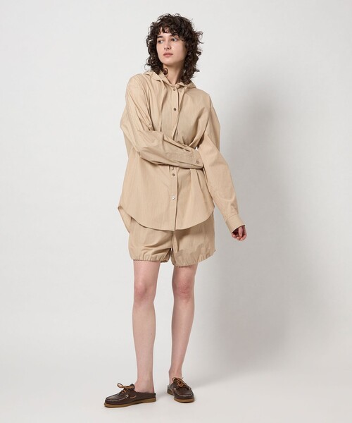 6（ロク）の「＜6(ROKU)＞コットン ストライプ フーディー シャツ（シャツ/ブラウス・レディース・ベージュ・FREE）」の2枚目の写真