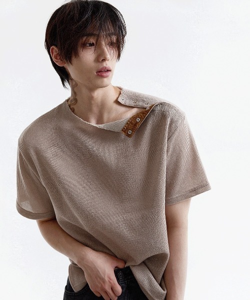 COSYHARU(コシハル)の「オープン5ボタンリブ編みラウンドニット(Tシャツ/カットソー・メンズ・グレー/ブラック/ネイビー/ブラック系/ベージュ・FREE)」の4枚目の写真