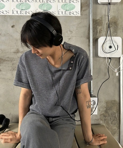 COSYHARU(コシハル)の「オープン5ボタンリブ編みラウンドニット(Tシャツ/カットソー・メンズ・グレー/ブラック/ネイビー/ブラック系/ベージュ・FREE)」の1枚目の写真