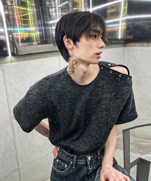 COSYHARU(コシハル)の「オープン5ボタンリブ編みラウンドニット(Tシャツ/カットソー・メンズ・グレー/ブラック/ネイビー/ブラック系/ベージュ・FREE)」の2枚目の写真