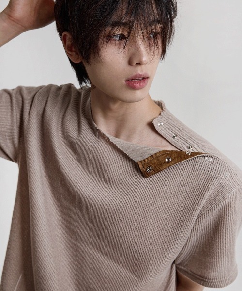 COSYHARU(コシハル)の「オープン5ボタンリブ編みラウンドニット(Tシャツ/カットソー・メンズ・グレー/ブラック/ネイビー/ブラック系/ベージュ・FREE)」の13枚目の写真