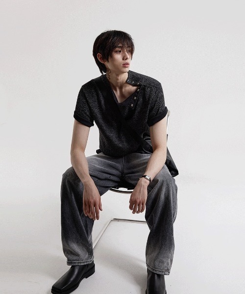 COSYHARU(コシハル)の「オープン5ボタンリブ編みラウンドニット(Tシャツ/カットソー・メンズ・グレー/ブラック/ネイビー/ブラック系/ベージュ・FREE)」の8枚目の写真