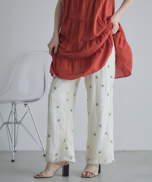 &. NOSTALGIA（アンドドットノスタルジア）の「【ZOZO限定】小花柄刺繍ルーズパンツ（その他パンツ・レディース・ブラック/アイボリー・FREE）」の2枚目の写真