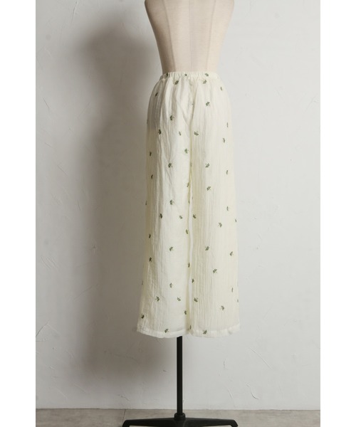 &. NOSTALGIA（アンドドットノスタルジア）の「【ZOZO限定】小花柄刺繍ルーズパンツ（その他パンツ・レディース・ブラック/アイボリー・FREE）」の3枚目の写真