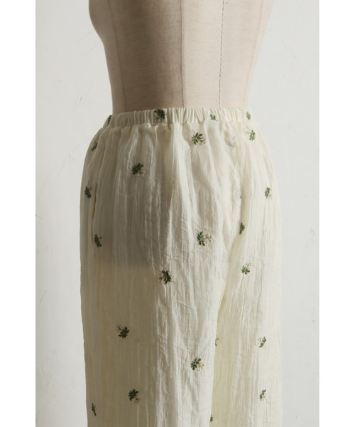 &. NOSTALGIA（アンドドットノスタルジア）の「【ZOZO限定】小花柄刺繍ルーズパンツ（その他パンツ・レディース・ブラック/アイボリー・FREE）」の4枚目の写真
