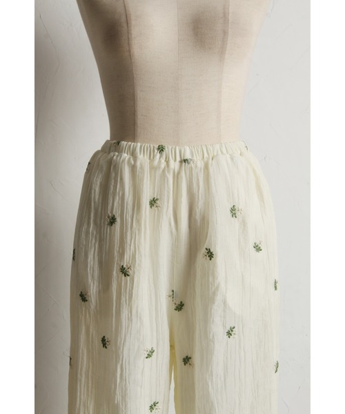 &. NOSTALGIA（アンドドットノスタルジア）の「【ZOZO限定】小花柄刺繍ルーズパンツ（その他パンツ・レディース・ブラック/アイボリー・FREE）」の5枚目の写真