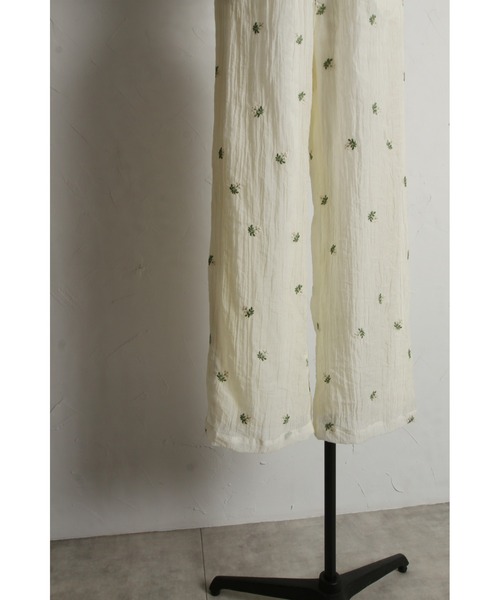 &. NOSTALGIA（アンドドットノスタルジア）の「【ZOZO限定】小花柄刺繍ルーズパンツ（その他パンツ・レディース・ブラック/アイボリー・FREE）」の7枚目の写真