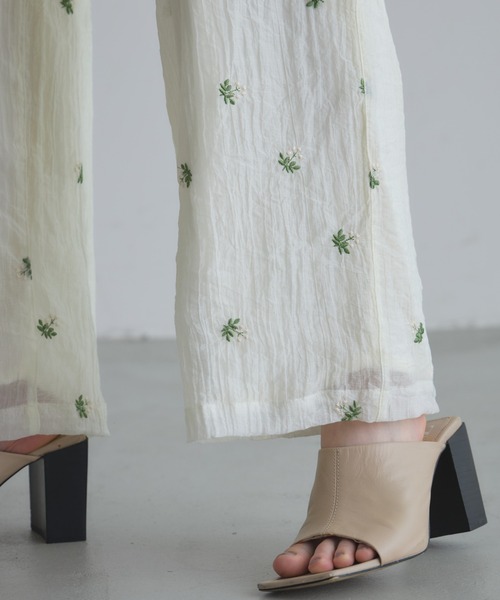 &. NOSTALGIA（アンドドットノスタルジア）の「【ZOZO限定】小花柄刺繍ルーズパンツ（その他パンツ・レディース・ブラック/アイボリー・FREE）」の19枚目の写真