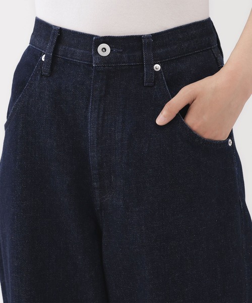 無印良品（ムジルシリョウヒン）の「婦人　木の実から作ったカポック混　デニムバレルパンツ（デニムパンツ・レディース・ライトブルー/ダークネイビー・S/M/L/XL）」の6枚目の写真