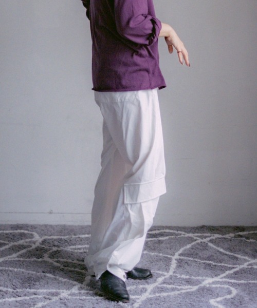 INTER FACTORY（インターファクトリー）の「2/9号室（かおこ&ひろと） - Nylon Tuck Cargo Pants / ナイロンタックカーゴパンツ（カーゴパンツ・メンズ・アイボリー/チャコールグレー・MEDIUM/LARGE）」の5枚目の写真