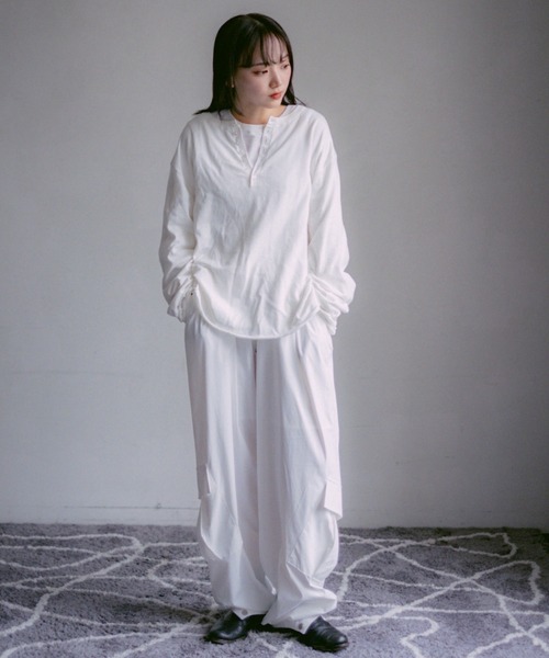 INTER FACTORY（インターファクトリー）の「2/9号室（かおこ&ひろと） - Nylon Tuck Cargo Pants / ナイロンタックカーゴパンツ（カーゴパンツ・メンズ・アイボリー/チャコールグレー・MEDIUM/LARGE）」の8枚目の写真