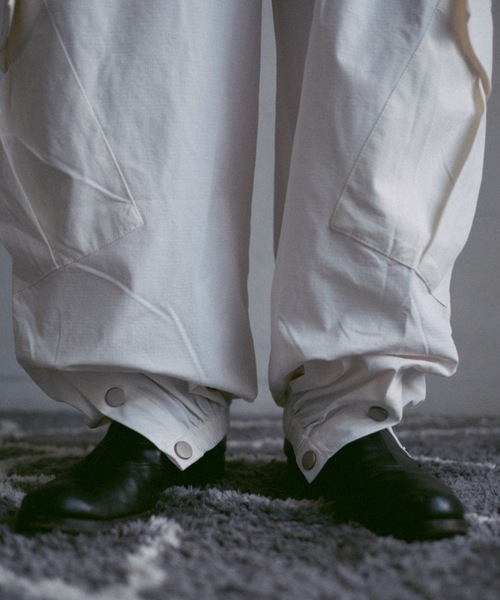 INTER FACTORY（インターファクトリー）の「2/9号室（かおこ&ひろと） - Nylon Tuck Cargo Pants / ナイロンタックカーゴパンツ（カーゴパンツ・メンズ・アイボリー/チャコールグレー・MEDIUM/LARGE）」の12枚目の写真