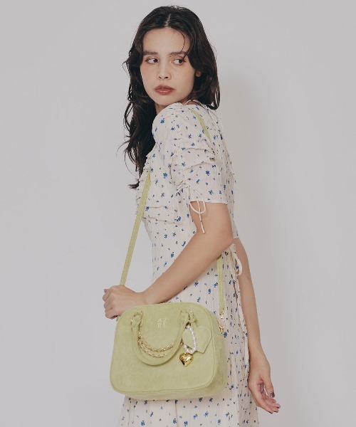 REDYAZEL（レディアゼル）の「チャーム2WAYスクエアバッグ（ショルダーバッグ・レディース・ブラウン系その他/ブラウン/グリーン・FREE）」の3枚目の写真