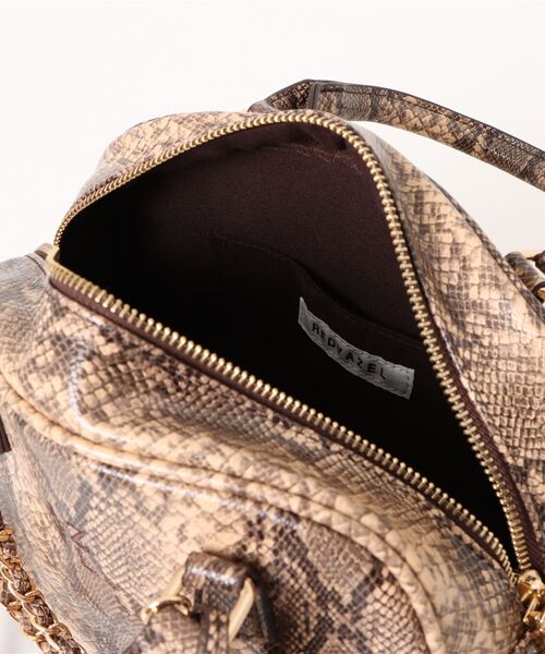 REDYAZEL（レディアゼル）の「チャーム2WAYスクエアバッグ（ショルダーバッグ・レディース・ブラウン系その他/ブラウン/グリーン・FREE）」の5枚目の写真