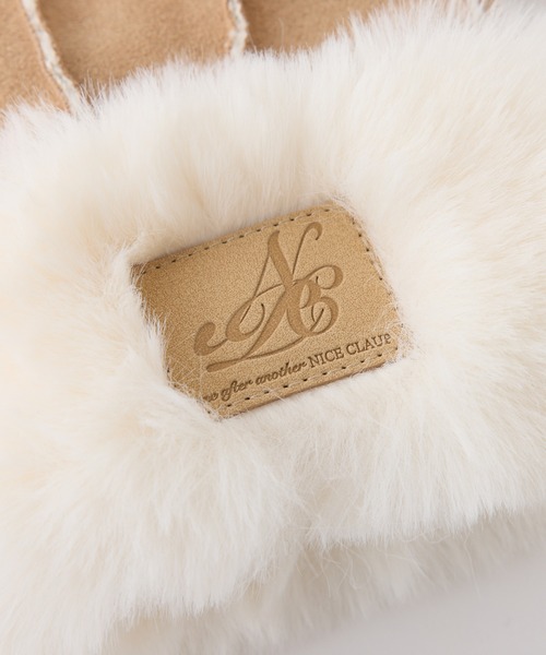 one after another NICE CLAUP（ワンアフターアナザーナイスクラップ）の「空押しタグ付きムートングローブ（手袋・レディース・キャメル/サックスブルー/アイボリー・FREE）」の6枚目の写真