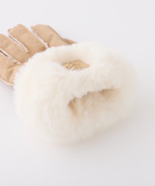 one after another NICE CLAUP（ワンアフターアナザーナイスクラップ）の「空押しタグ付きムートングローブ（手袋・レディース・キャメル/サックスブルー/アイボリー・FREE）」の5枚目の写真