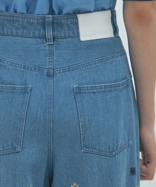 MACPHEE（マカフィー）の「ボタニカルエンブロイダリーデニム タックワイドパンツ（デニムパンツ・レディース・ブルー系その他・36/34/32）」の7枚目の写真