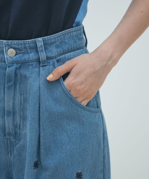 MACPHEE（マカフィー）の「ボタニカルエンブロイダリーデニム タックワイドパンツ（デニムパンツ・レディース・ブルー系その他・36/34/32）」の8枚目の写真