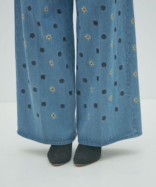 MACPHEE（マカフィー）の「ボタニカルエンブロイダリーデニム タックワイドパンツ（デニムパンツ・レディース・ブルー系その他・36/34/32）」の9枚目の写真