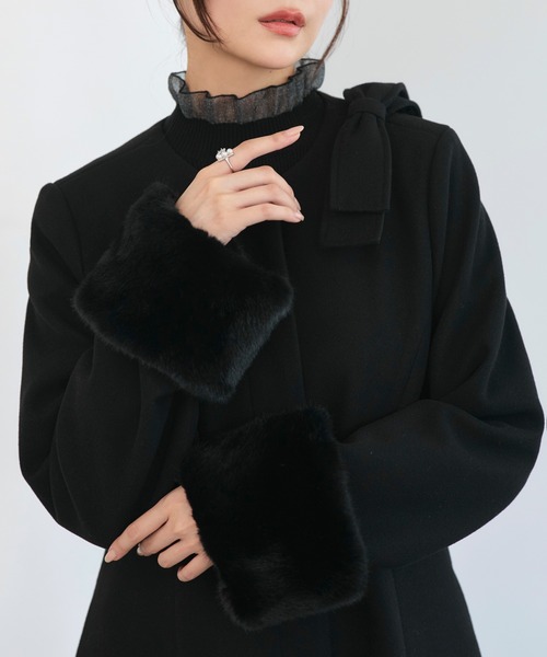 ファーカフス フレアコート ( リボンブローチ 付き ) ｜ アウター