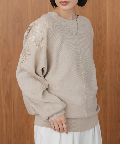 Bou Jeloud（ブージュルード）の「肩レースドルマンニットプルオーバー（ニット/セーター・レディース・ベージュ/ブラック/グレー・FREE）」の3枚目の写真