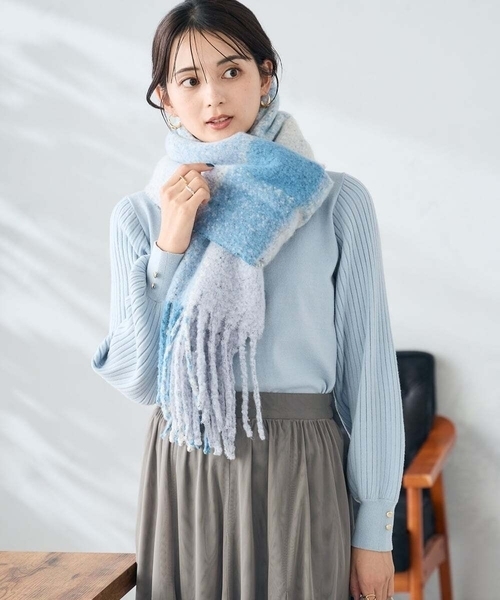 a.v.v（アーヴェヴェ）の「チェック柄ボリュームマフラー（マフラー・レディース・ライトピンク/ブルー・38）」の2枚目の写真