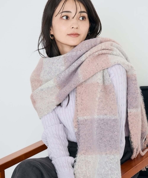 a.v.v（アーヴェヴェ）の「チェック柄ボリュームマフラー（マフラー・レディース・ライトピンク/ブルー・38）」の11枚目の写真