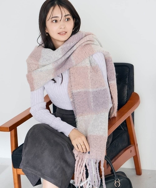 a.v.v（アーヴェヴェ）の「チェック柄ボリュームマフラー（マフラー・レディース・ライトピンク/ブルー・38）」の12枚目の写真