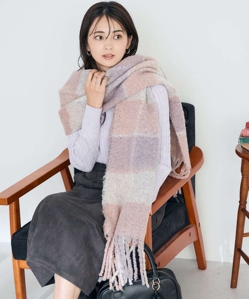 a.v.v（アーヴェヴェ）の「チェック柄ボリュームマフラー（マフラー・レディース・ライトピンク/ブルー・38）」の13枚目の写真