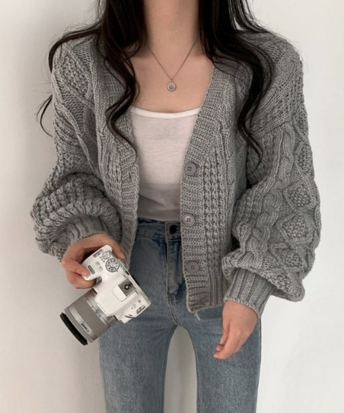 AMELY(エミリー)の「バルーンスリーブニットカーディガン(カーディガン/ボレロ・レディース・アイボリー/ブラック/グレー/ダークブラウン・フリー)」の8枚目の写真