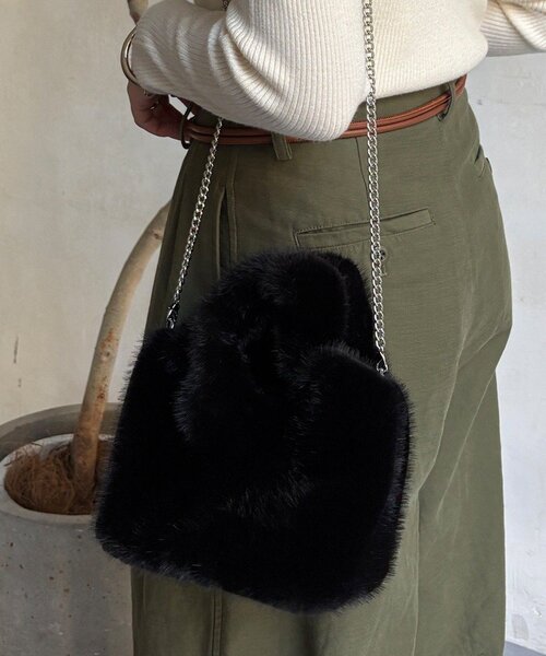 DouDou（ドゥドゥ）の「【WEB限定】ファーバッグ（ショルダーバッグ・レディース・ブラック/ベージュ/キャメル・FREE）」の2枚目の写真