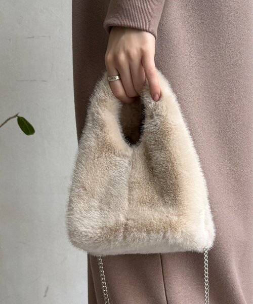 DouDou（ドゥドゥ）の「【WEB限定】ファーバッグ（ショルダーバッグ・レディース・ブラック/ベージュ/キャメル・FREE）」の11枚目の写真