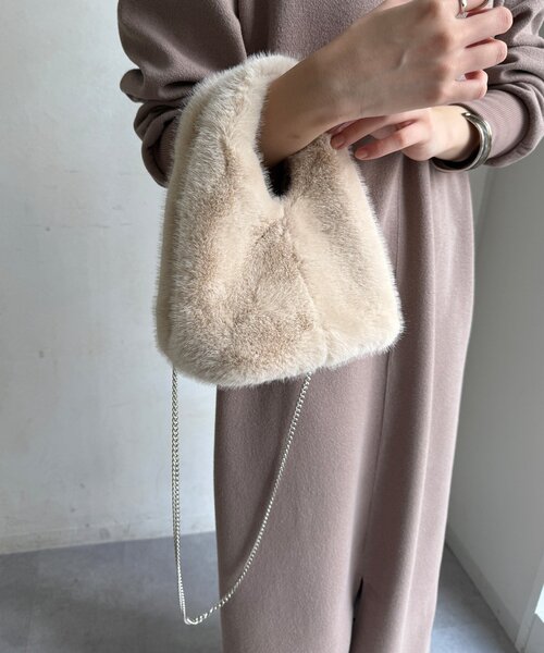 DouDou（ドゥドゥ）の「【WEB限定】ファーバッグ（ショルダーバッグ・レディース・ブラック/ベージュ/キャメル・FREE）」の13枚目の写真