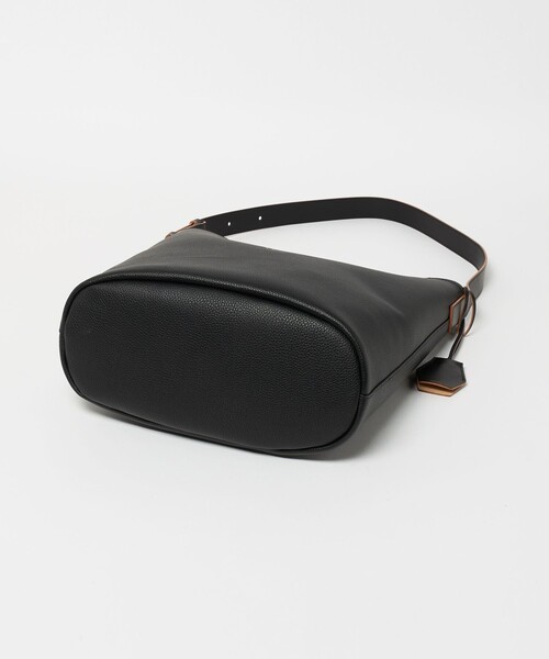 hALON（アーロン）の「＜hALON＞レザー バケットバッグM（トートバッグ・メンズ・ブラック・FREE）」の6枚目の写真