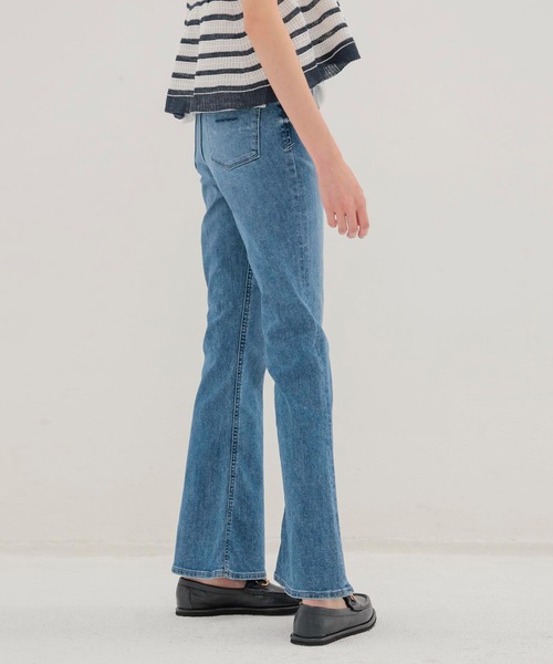 YANUK（ヤヌーク）の「YANUK / Bootcut Foggy Light Blue(ブーツカットデニム 57153341)（デニムパンツ・レディース・ブルー・23/25/24）」の2枚目の写真