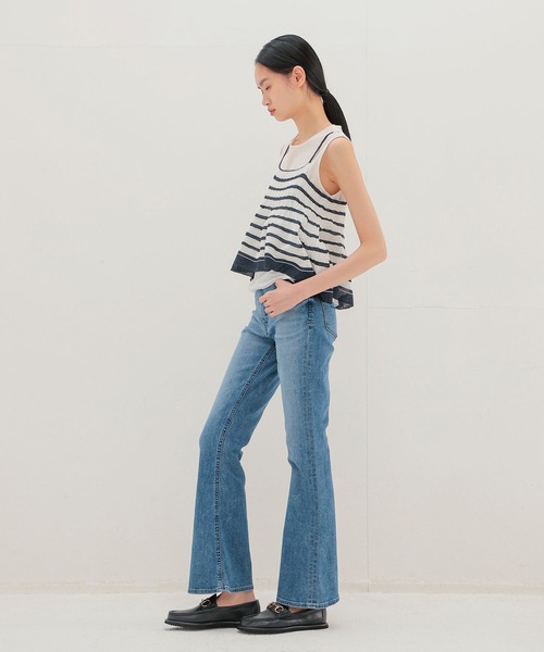 YANUK（ヤヌーク）の「YANUK / Bootcut Foggy Light Blue(ブーツカットデニム 57153341)（デニムパンツ・レディース・ブルー・23/25/24）」の8枚目の写真