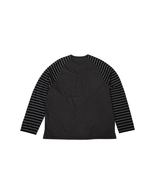 MEA（メア）の「LETTERING STRIPED RAGLAN TOP [DARK GREY]（Tシャツ/カットソー・レディース・その他・2/3）」の2枚目の写真