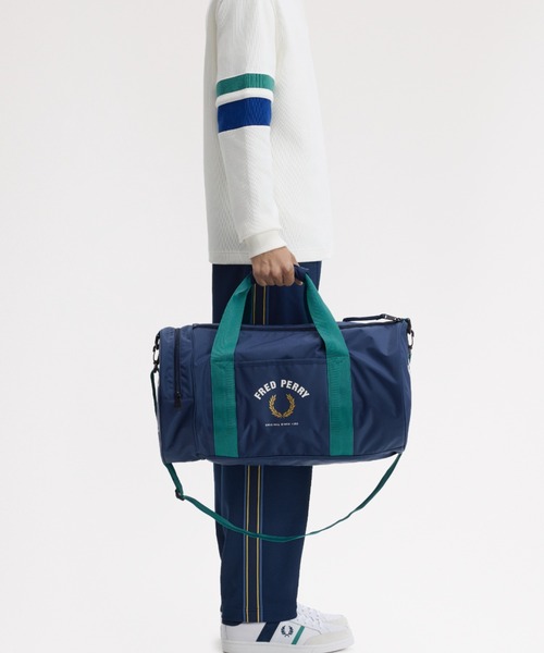 FRED PERRY（フレッドペリー）の「Sport Nylon Large Barrel Bag／スポーツナイロンラージバレルバッグ（ドラムバッグ・メンズ・ダークブルー・ONE SIZE）」の3枚目の写真