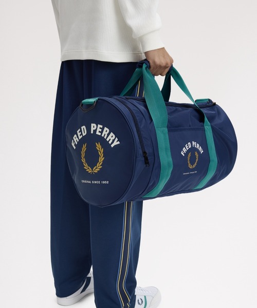 FRED PERRY（フレッドペリー）の「Sport Nylon Large Barrel Bag／スポーツナイロンラージバレルバッグ（ドラムバッグ・メンズ・ダークブルー・ONE SIZE）」の2枚目の写真