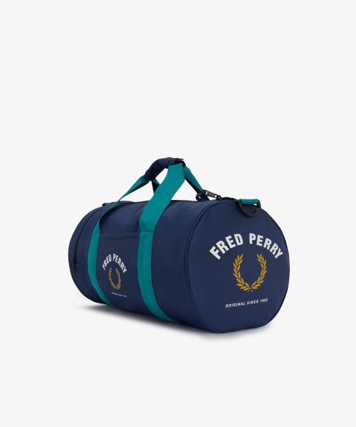 FRED PERRY（フレッドペリー）の「Sport Nylon Large Barrel Bag／スポーツナイロンラージバレルバッグ（ドラムバッグ・メンズ・ダークブルー・ONE SIZE）」の5枚目の写真