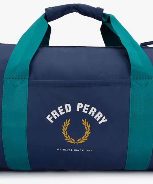 FRED PERRY（フレッドペリー）の「Sport Nylon Large Barrel Bag／スポーツナイロンラージバレルバッグ（ドラムバッグ・メンズ・ダークブルー・ONE SIZE）」の8枚目の写真