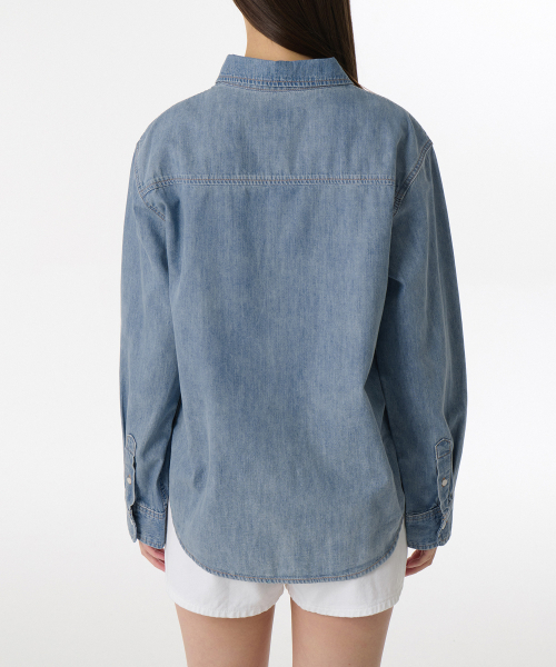 MUSINSA STANDARD WOMAN（ムシンサスタンダードウーマン）の「ウィメンズリラックスドツーポケットデニムシャツ[ライトインディゴ]（シャツ/ブラウス・レディース・その他・SMALL/MEDIUM/LARGE/X-SMALL）」の2枚目の写真