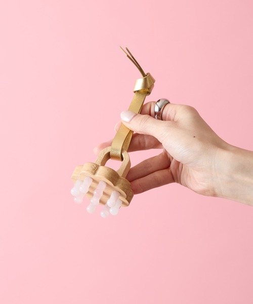 HASHIBAMI（ハシバミ）の「【HASHIBAMI】天然石 フラワー カッサチャーム（キーホルダー・レディース・ピンク/ホワイト・FREE）」の4枚目の写真