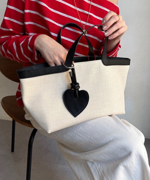 DouDou（ドゥドゥ）の「ハートチャーム付トートバッグ（ショルダーバッグ・レディース・オフホワイト/ブラック・FREE）」の2枚目の写真