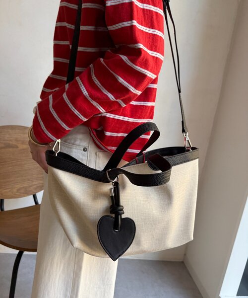 DouDou（ドゥドゥ）の「ハートチャーム付トートバッグ（ショルダーバッグ・レディース・オフホワイト/ブラック・FREE）」の4枚目の写真