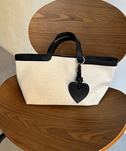 DouDou（ドゥドゥ）の「ハートチャーム付トートバッグ（ショルダーバッグ・レディース・オフホワイト/ブラック・FREE）」の5枚目の写真