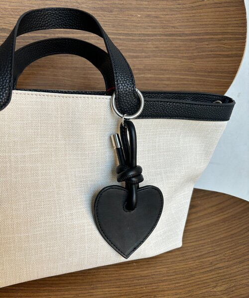 DouDou（ドゥドゥ）の「ハートチャーム付トートバッグ（ショルダーバッグ・レディース・オフホワイト/ブラック・FREE）」の6枚目の写真