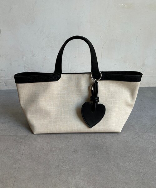 DouDou（ドゥドゥ）の「ハートチャーム付トートバッグ（ショルダーバッグ・レディース・オフホワイト/ブラック・FREE）」の7枚目の写真